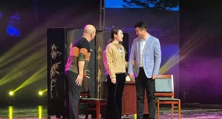 最新相声小品，娱乐新风尚的探讨与反思，笑中带思考